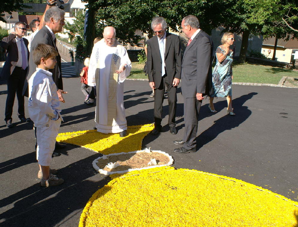 Jubil dor somptueux pour le cur Jean-Paul Freudenreich   Steinbach : ici son calice dordination reproduit  laide de fleurs. Photo S.V.