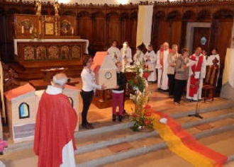 Les enfants des catéchèses de la communauté de paroisses « Notre Dame de Pentecôte » ont honoré l’église et fêté la Pentecôte en créant une reproduction de l’église Saint-Morand en carton.  Photo  L’Alsace/S.V.