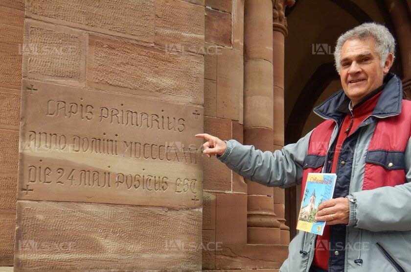 Angelo d’Agostin, président du conseil de fabrique, montre la plaque commémorative de l’endroit où a été posée la pierre angulaire de l’église Saint-Morand, le 24 mai 1926.  Photo L’Alsace/S.V.