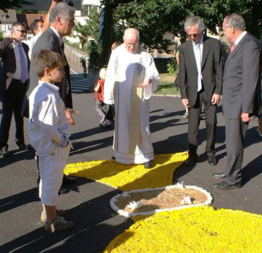 Jubilé d’or somptueux pour le curé Jean-Paul Freudenreich à Steinbach : ici son calice d’ordination reproduit à l’aide de fleurs. Photo S. V.