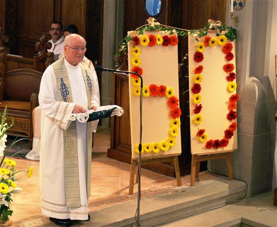 50 années de vie avec le Christ, les membres de la communauté chrétienne ont chacun apporté une fleur et fait un témoignage : moment émotion pour le Père Jean Paul Freudenreich Photo Sonia Vuillequez